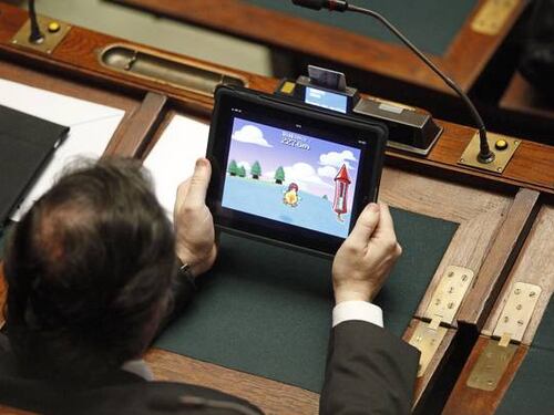 Colazioni e cene gratis a 34 deputati
