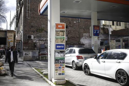 Quando scenderà il prezzo della benzina, scatta il tetto per i carburanti