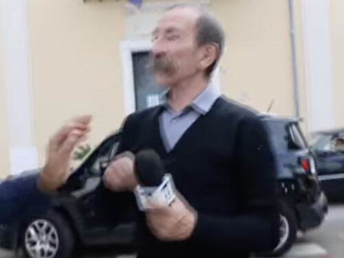 Consigliere Pd si avventa sul giornalista: "Sputi e insulti", va tutto in onda (video)
