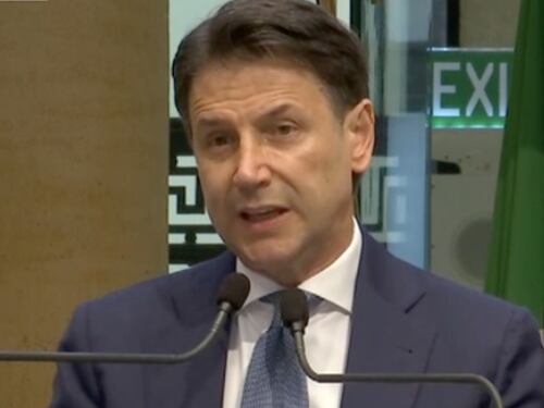Colpo di scena alla conferenza stampa di Conte: "Sono un giornalista ma anche un iscritto al M5s"
