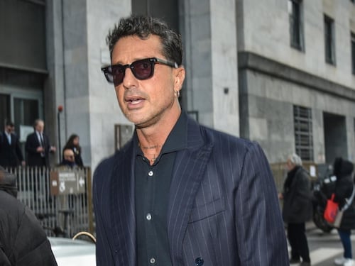 Fabrizio Corona, Mediaset gli fa causa per 160 milioni. Citato anche da Maria De Filippi e Gerry Scotti
