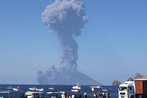 Lo Stromboli si è svegliato, la colonna di fumo alta chilometri