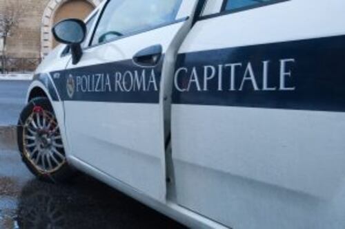 Schianto tra auto furgone, due feriti. Nell'impatto muore un cane