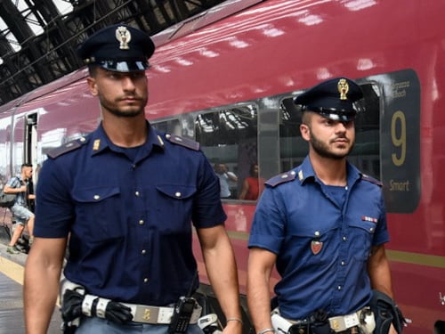 Fotografa di nascosto una minore in treno, denunciato per pedopornografia