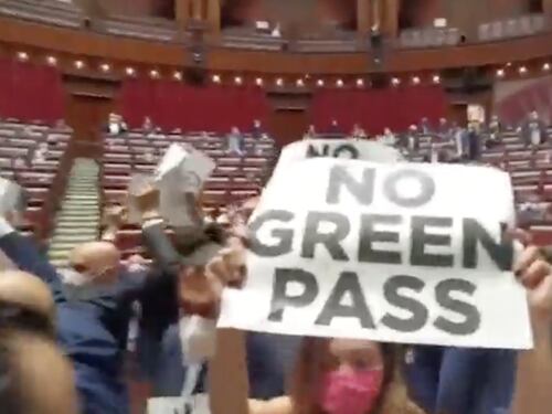 Fratelli d'Italia occupa la Camera: "No green pass". Bocciato il voto segreto, è bagarre