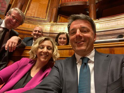 Matteo Renzi, il selfie dopo gli sci in Pakistan: "In Aula puntualissimo"