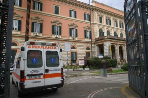 Spacca la testa a un senza tetto, guardia giurata in manette