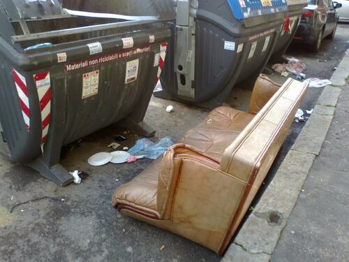 Cara Virginia Raggi frigoriferi e lavatrici in strada ci sono sempre stati