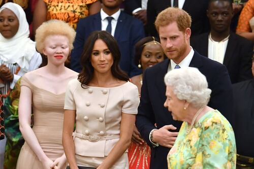Harry e Meghan, la regina Elisabetta convoca una riunione di famiglia