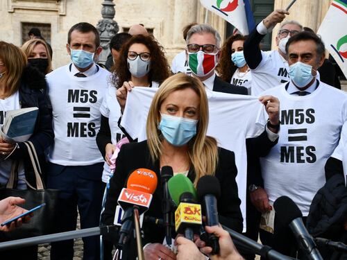 Mes, Giorgia Meloni asfalta i grillini: mettono l'Italia all'asta per la poltrona