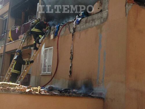 Esplosione e fiamme in un appartamento a Mentana: morta una donna, due bambini in ospedale