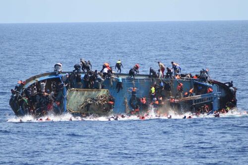 Un altro barcone in avaria. Toninelli: "Torna a Tripoli"