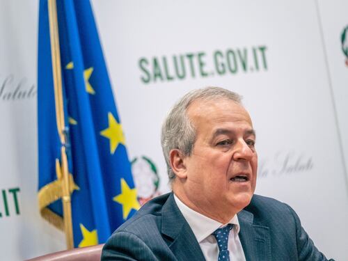 Più tamponi per tutti. Le parole di Franco Locatelli fanno sorgere dubbi sul vaccino
