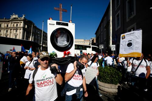 Whirlpool tra bare e lavatrici, lavoratori in corteo contro la cessione