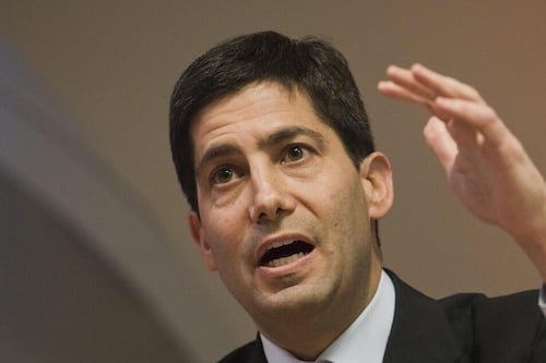 Usa, Warsh nuovo presidente della Fed rompe tradizione e giura alla Casa Bianca