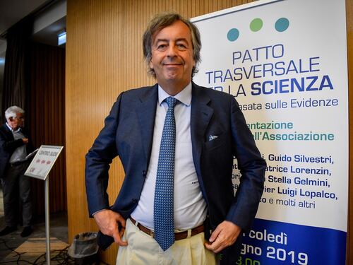 Roberto Burioni e le frasi della vergogna sul green pass: “dal 6 agosto come sorci chiusi in casa”