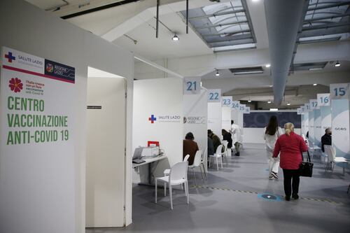 Vaccino, è rissa sulla quarta dose. Spaccatura e lite tra virologi favorevoli e scettici