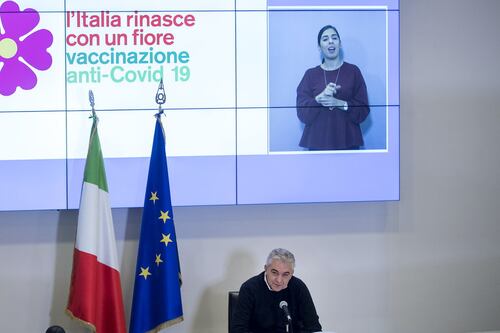 Per fare il vaccino ci vuole un fiore. L'ultima di Arcuri: la primula-gazebo