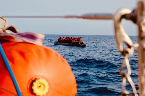 Dimezzato il numero degli immigrati sbarcati in Italia. E salgono i rimpatri