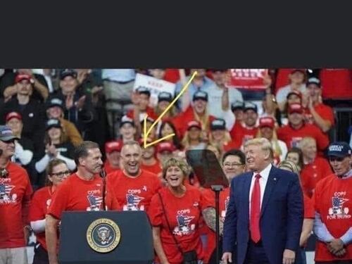George Floyd, "cosa disse Trump al poliziotto". Foto e fake news: è scontro