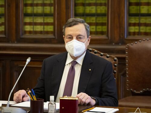 La magia di Draghi. Li incanta tutti senza dire nulla
