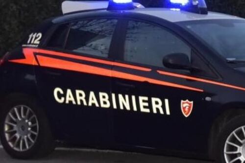 Cecchina, un uomo spara alla moglie e poi si toglie la vita. Spunta il biglietto-indizio