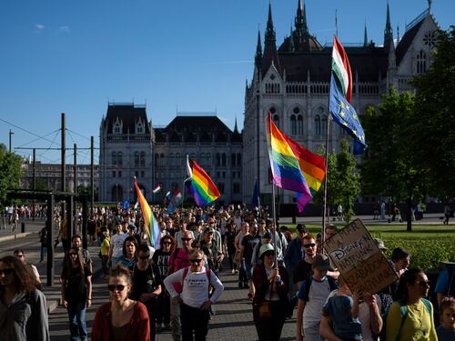 Pride a Budapest, la sinistra europea sfida Orban. Lui fulmina von der Leyen: “Ci tratta come una colonia”