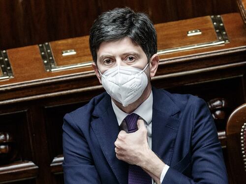 Roberto Speranza irriducibile della mascherina: è l'unico che la indossa in aula