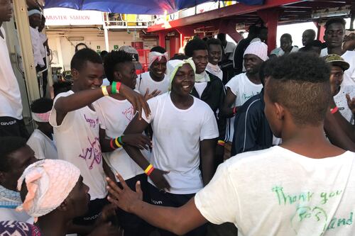 Open Arms, nave sequestrata. E i migranti sbarcano a Lampedusa