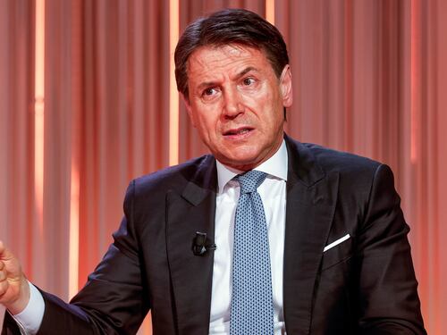 Giuseppe Conte, quella manina che continua a salutare Trump