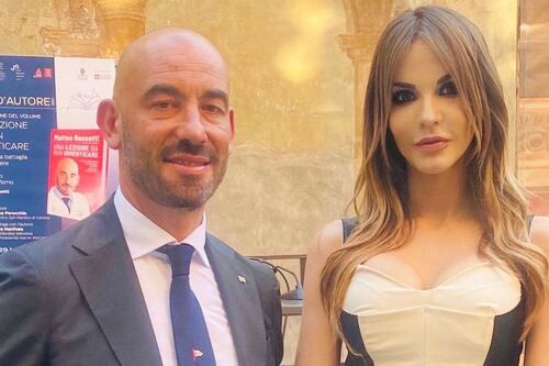 Odio no vax su Sara Manfuso e Matteo Bassetti: "Muori stuprata", "cancro ai testicoli". E scattano le denunce