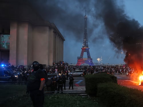 Francia, violenza e saccheggi: Parigi a ferro e fuoco da immigrati e seconde generazioni