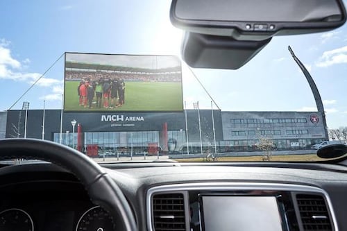 L'idea dei danesi: tifosi in macchina come al drive in