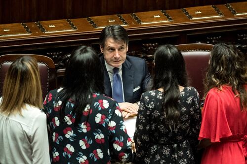 Conte bis parte tra cori e insulti. A Montecitorio scoppia il caos