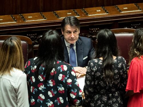 Conte bis parte tra cori e insulti. A Montecitorio scoppia il caos