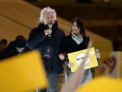 Crisi di governo, Beppe Grillo avverte Virginia Raggi: "Tieniti pronta". La mossa per far saltare Conte