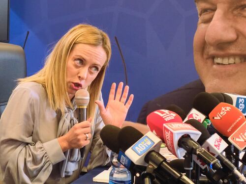 "Opportunista e bugiardo". Giorgia Meloni stende Carlo Calenda: svende voti al Pd