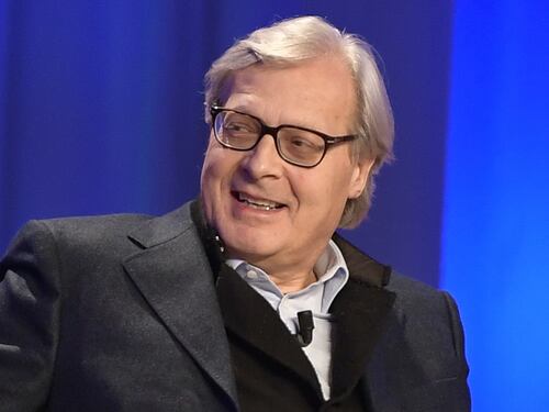 Vittorio Sgarbi si candida a sindaco di Roma: la Raggi è peggio di Nerone, c'è da ricostruire la città