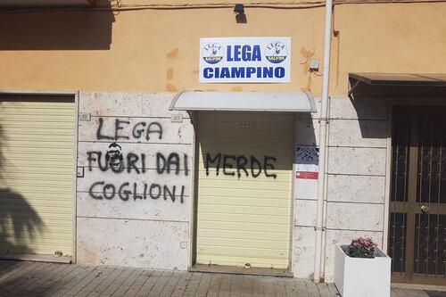 Inaugurata e subito imbrattata. Insulti sulla sede della Lega a Ciampino