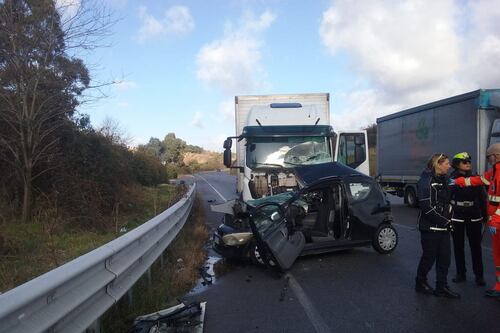 Schianto contro un camion sulla Laurentina, morta una donna di 36 anni