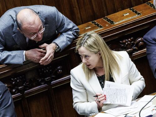 Giorgia Meloni e Giuseppe Valditara a testa in giù, studenti sospesi