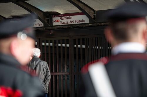 Militare si spara nei bagni della metro. Suicidio choc a Roma