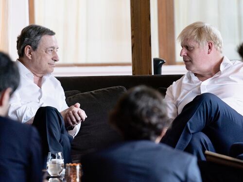 Draghi nel mirino di Boris Johnson: aveva paura di schierarsi contro Putin