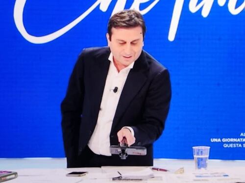 Parenzo nella vignetta del Fatto, replica in tv: "E poi nel Giorno della memoria..."