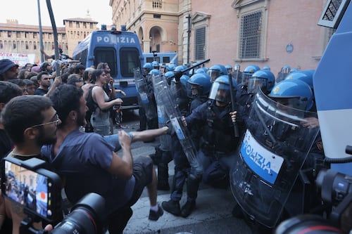 Bologna, la piazza di Lepore finisce tra bombe carte e lacrimogeni