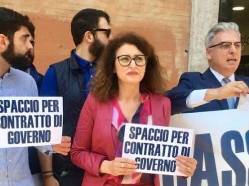 Flashmob in via del Corso. FdI chiede la chiusura dei cannabis shop