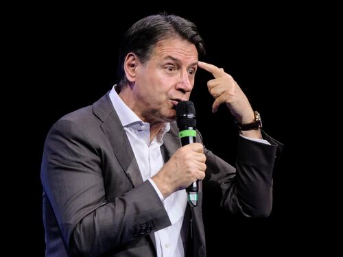 Meloni alta nei consensi? Conte spara la teoria del complottone: “Ha in mano i media”
