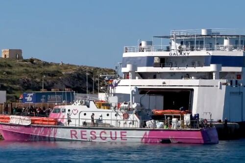 Migranti e sbarchi, Guardia costiera contro le Ong: fermata la nave di Banksy