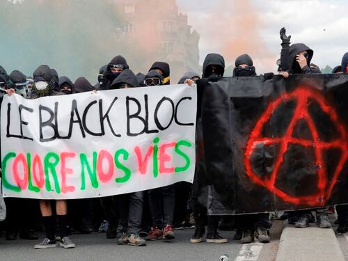 Primo Maggio di paura e scontri a Parigi: fermati 200 black bloc