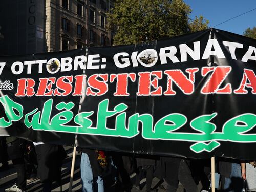 Altro che piazza per la pace: i ProPal inneggiano all’attacco di Hamas. E Conte e Schlein scappano